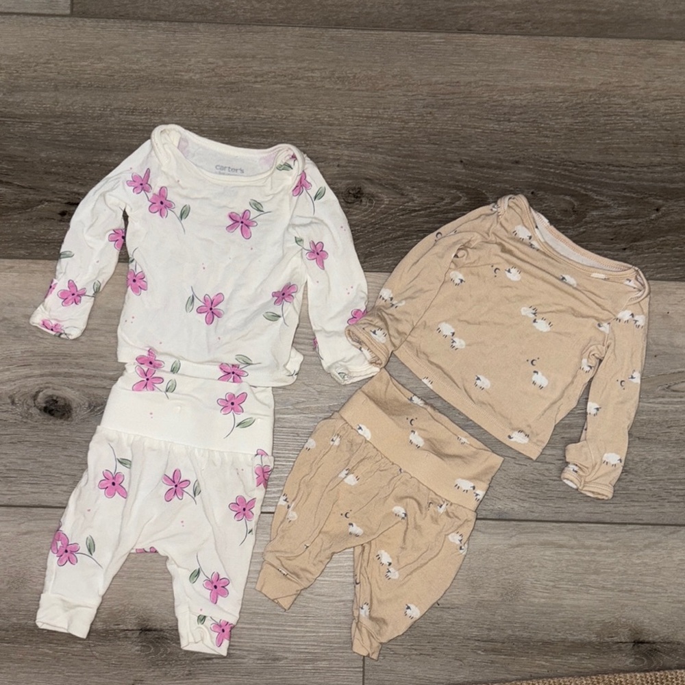 🤑SOLD🤑Carter's NewBorn Set- Bundle of 2